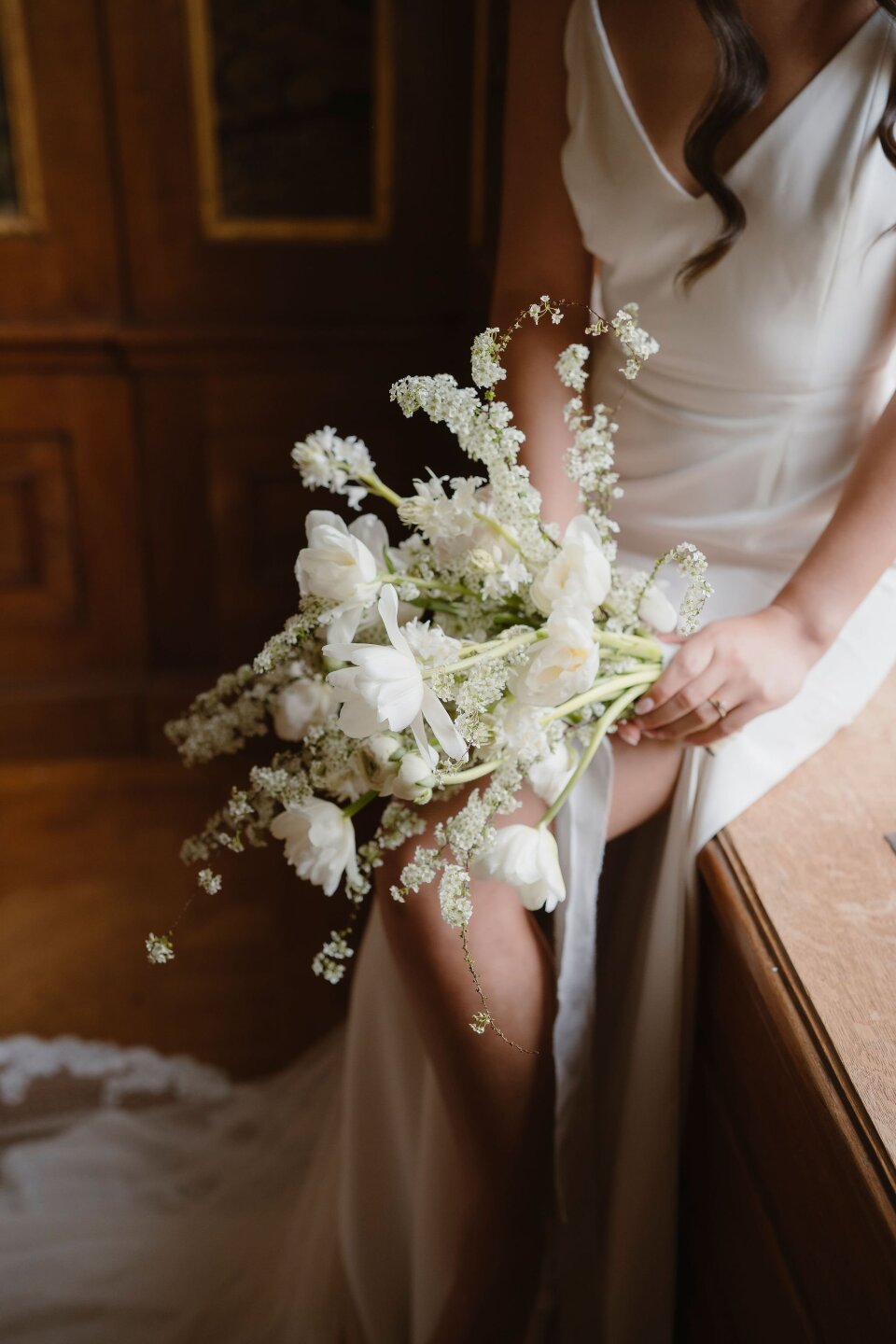 Wit bruidsboeket met tulpen en luchtige bloemen