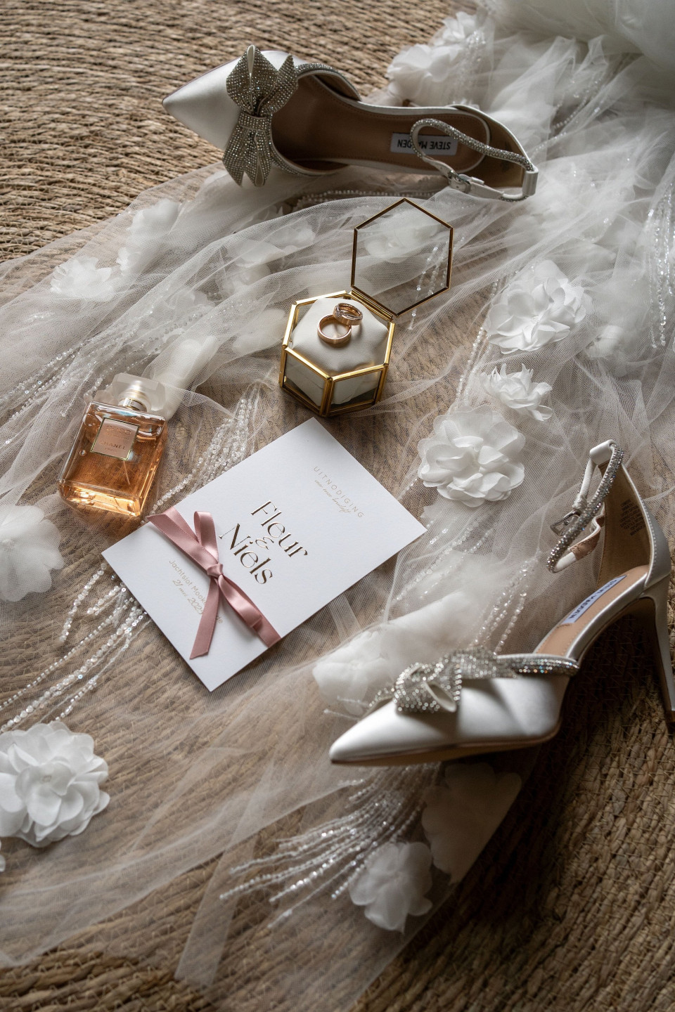 de schoenen van de bruid, parfum en kaart op de vloer