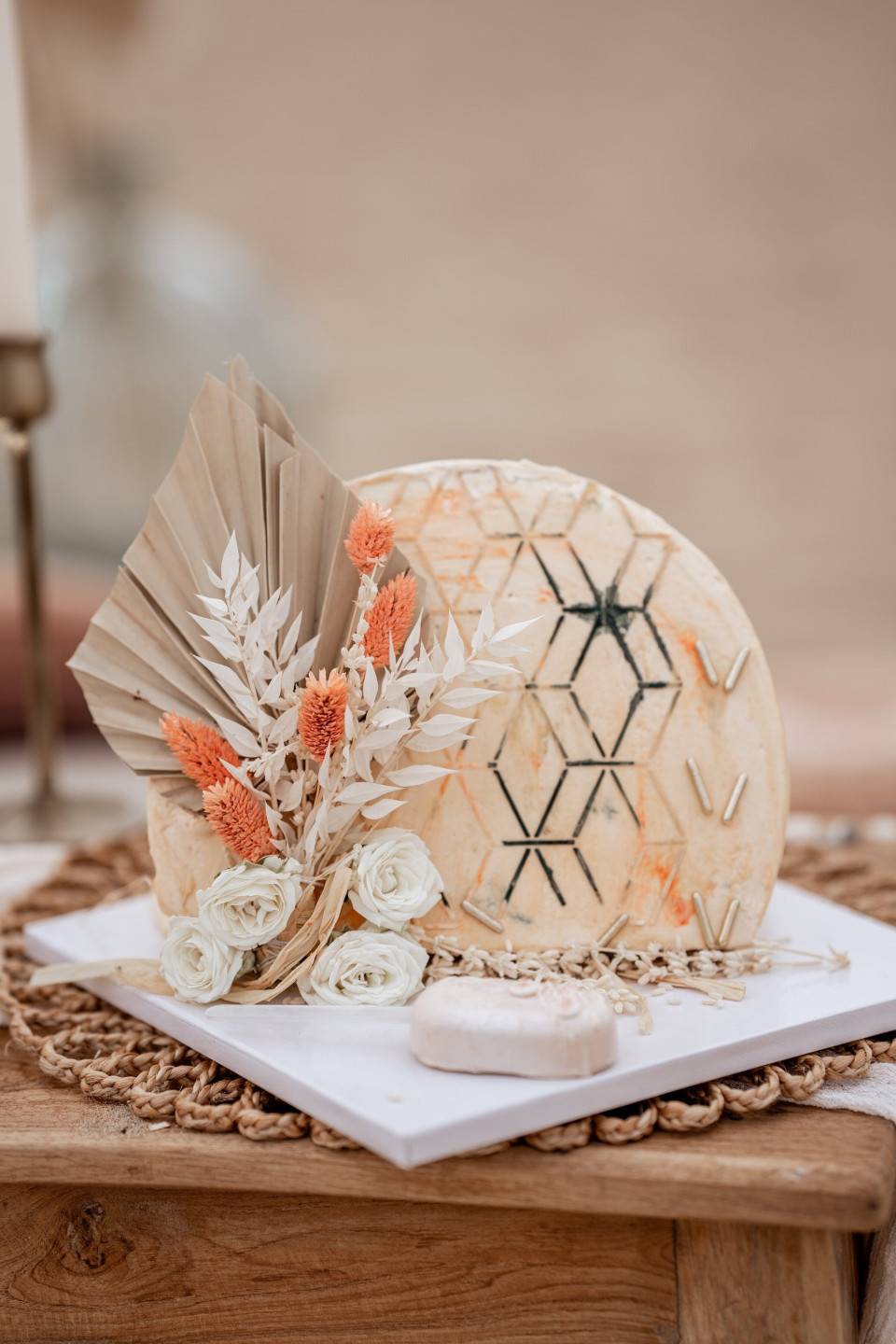 een bruidstaart met een wit en oranje ontwerp