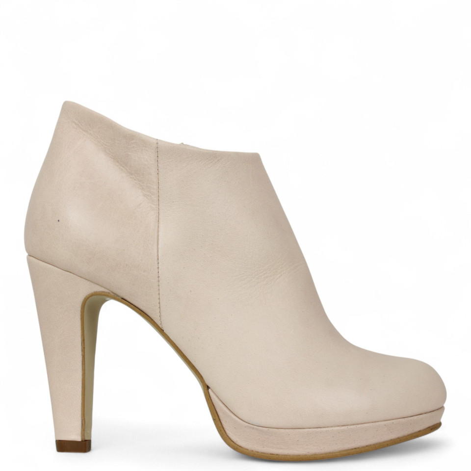 een afbeelding van de schoen van een vrouw op een witte achtergrond