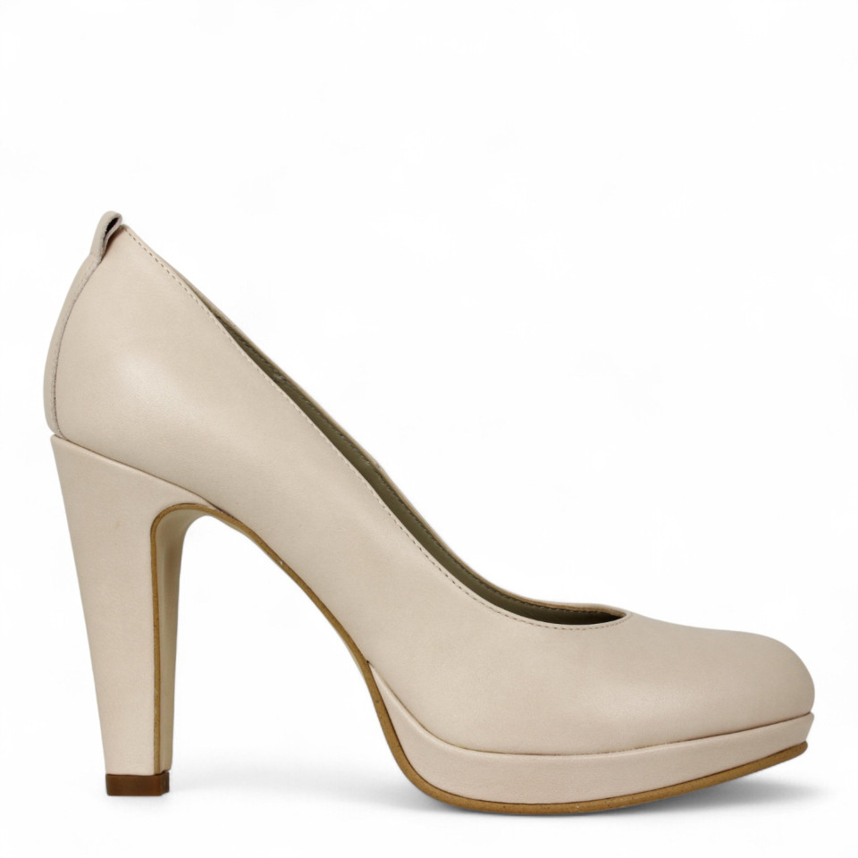 een afbeelding van de schoenen van een vrouw op een witte achtergrond