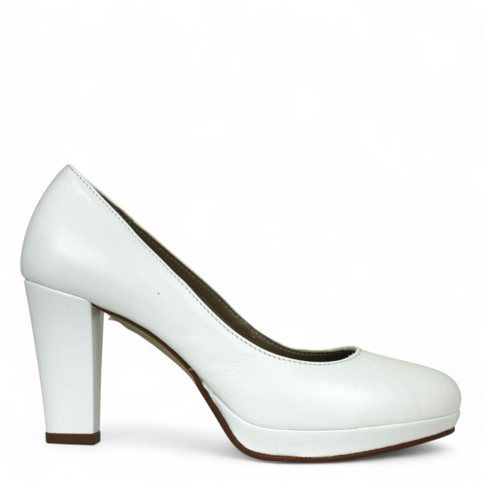 een afbeelding van de schoenen van een vrouw op een witte achtergrond