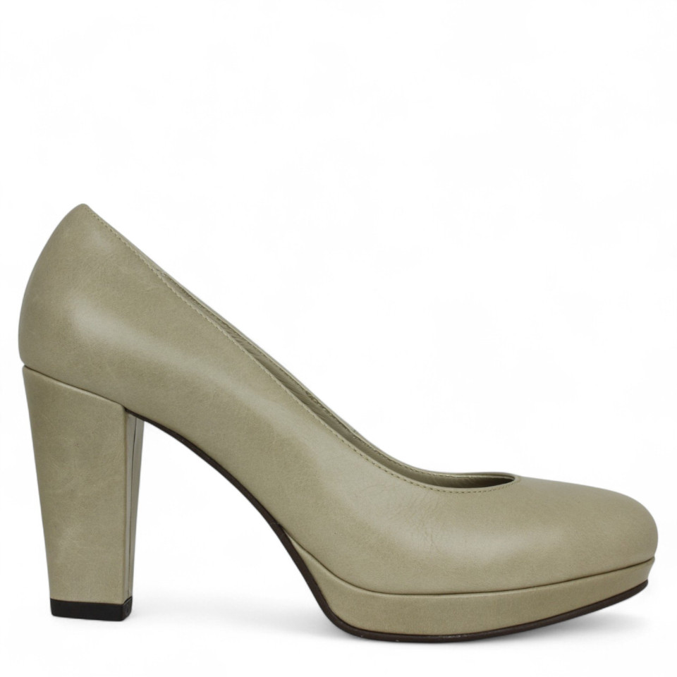 een afbeelding van de schoenen van een vrouw op een witte achtergrond