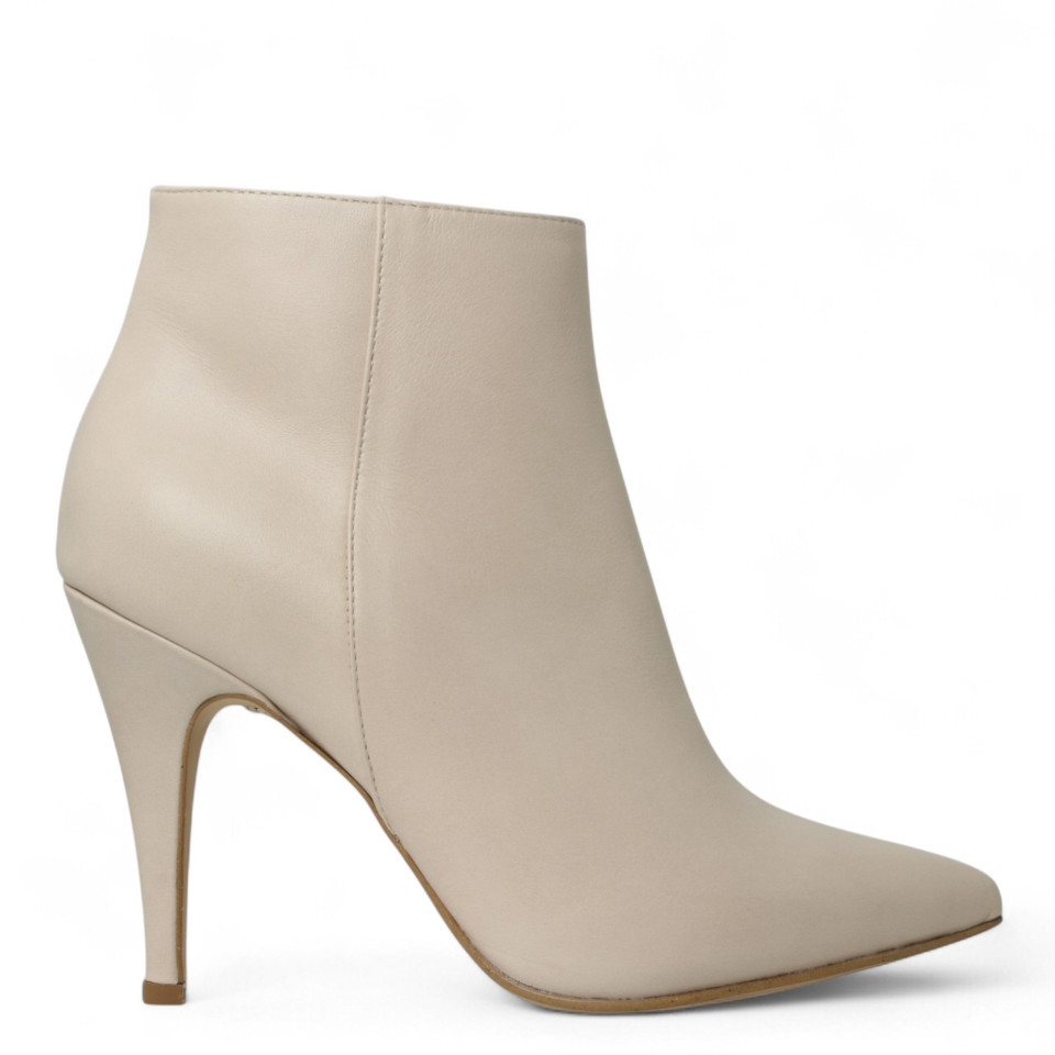 een afbeelding van een paar schoenen van vrouwen op een witte achtergrond