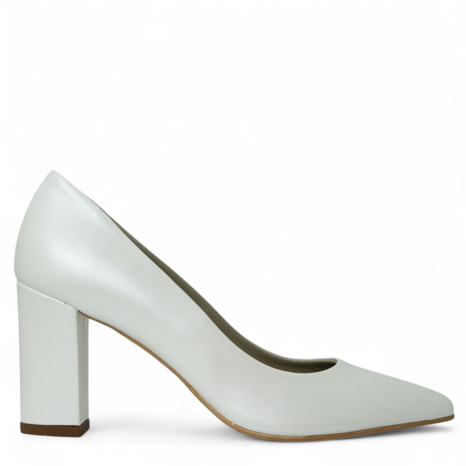 een afbeelding van de schoenen van een vrouw op een witte achtergrond