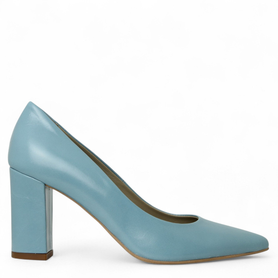 een afbeelding van de schoenen van een vrouw op een witte achtergrond