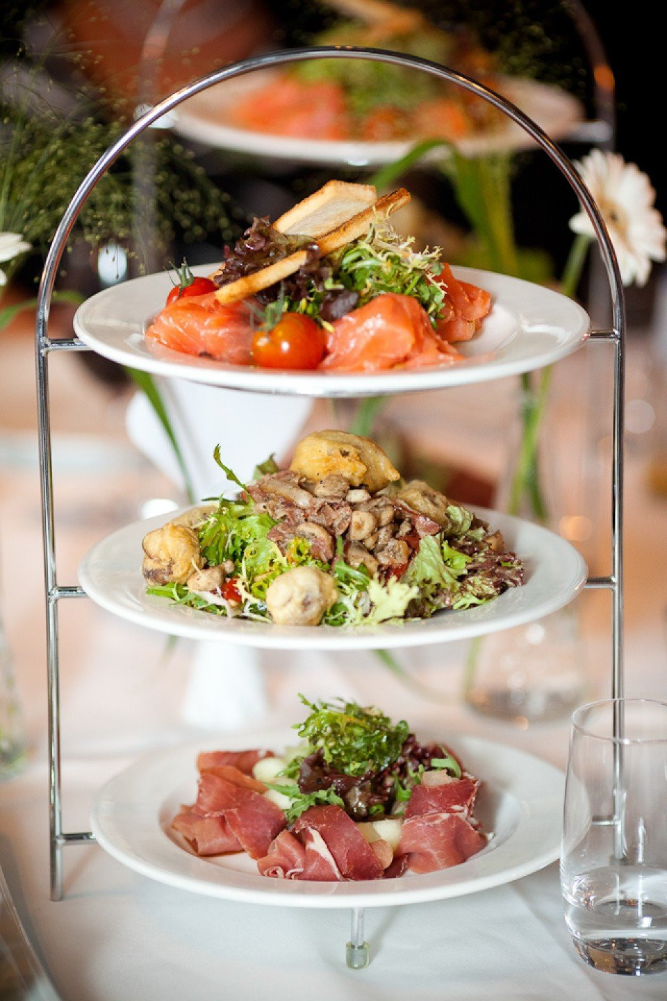 drie etagères met eten erop