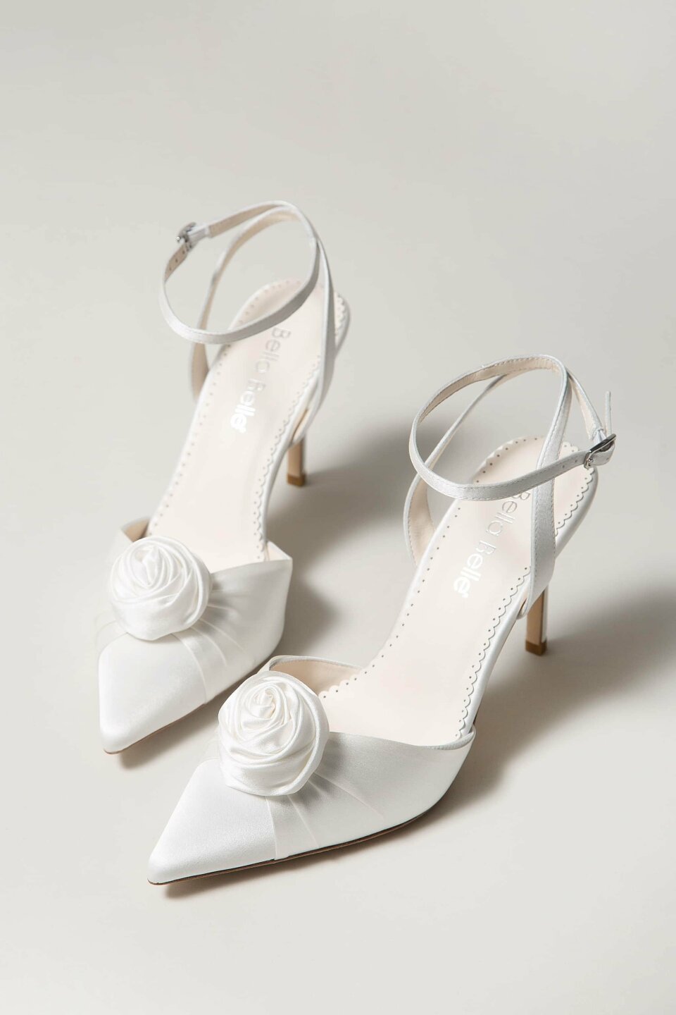 een afbeelding van een paar dameschoenen op een witte achtergrond