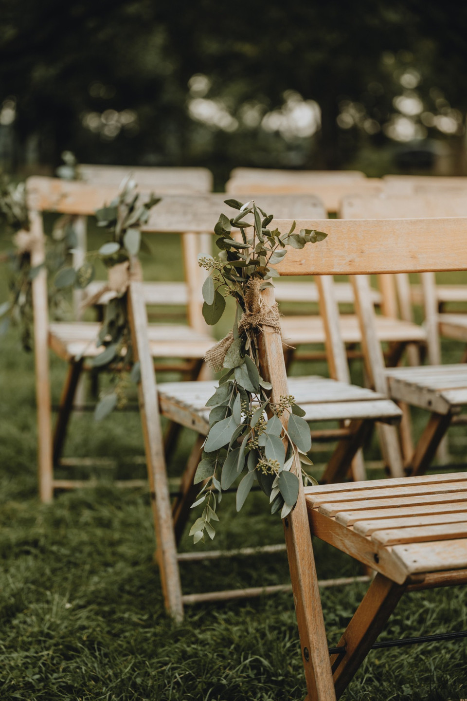 houten stoelen met groen eraan vastgebonden