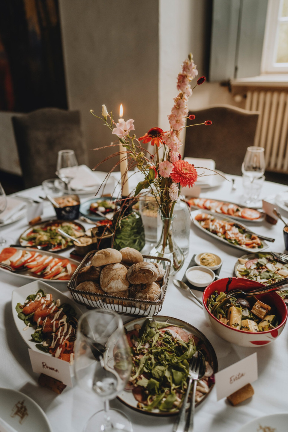 een tafel met veel borden met eten