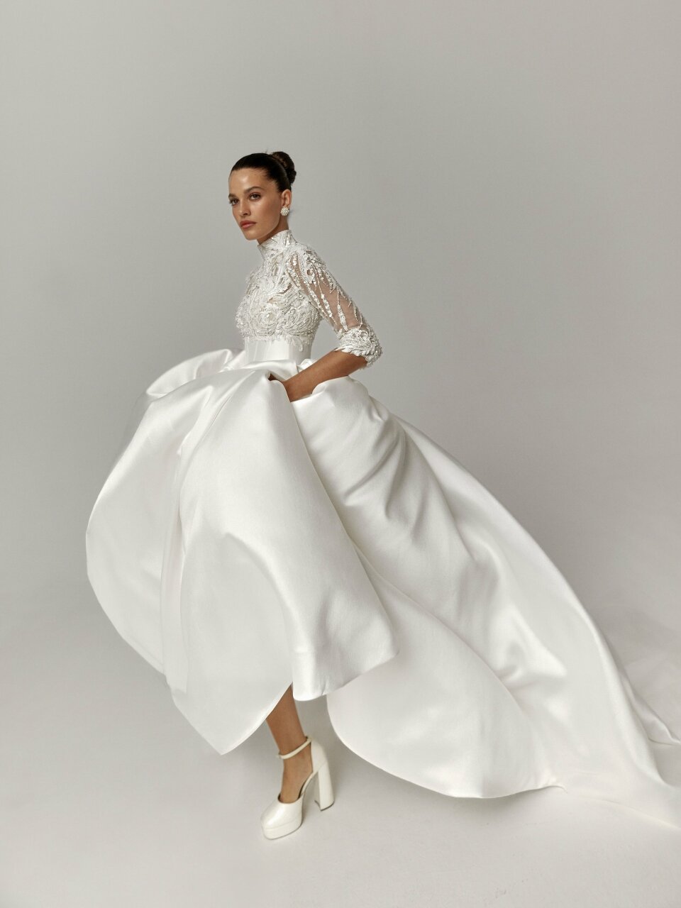 een vrouw in een trouwjurk die poseert voor een foto