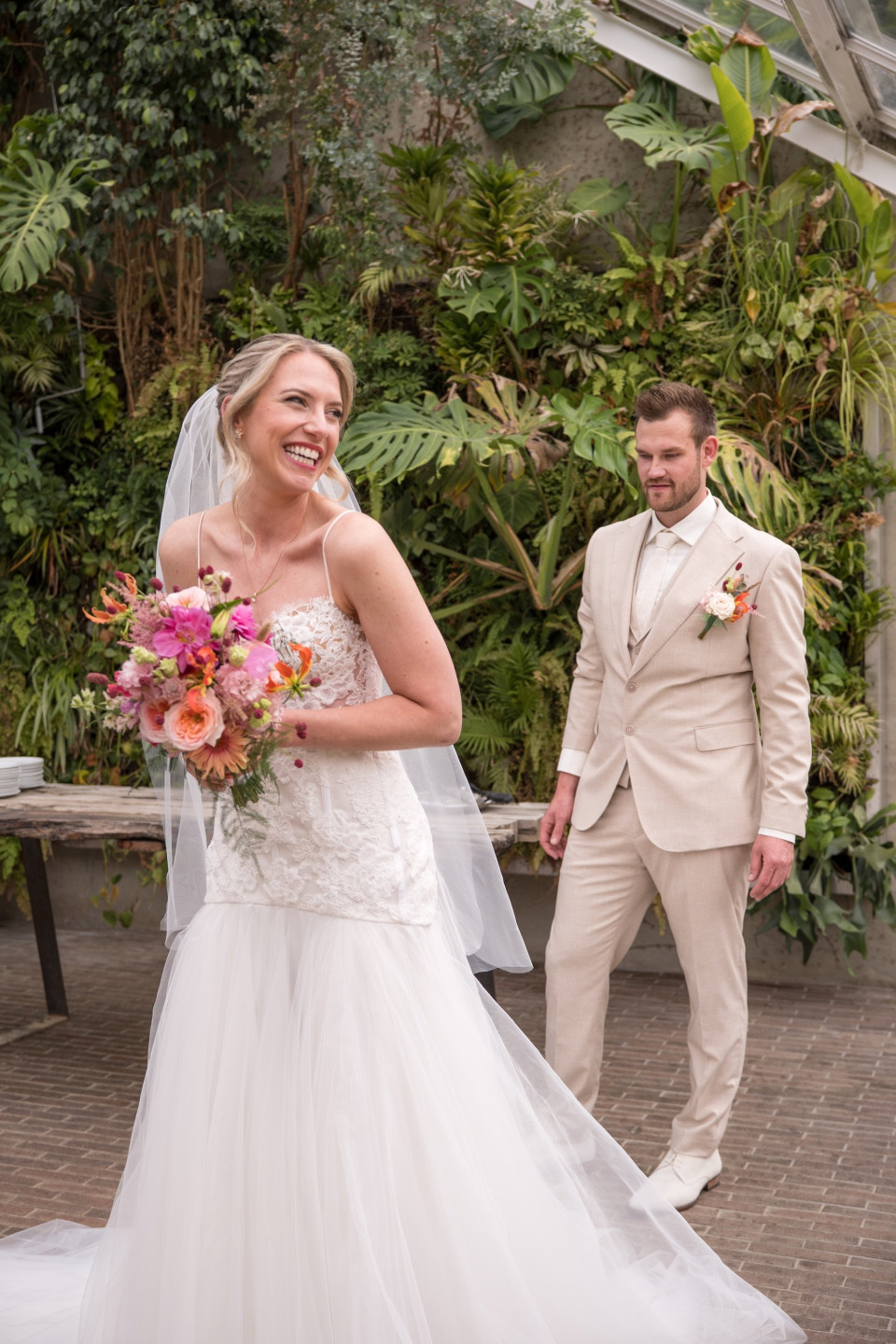 een man in een pak en een vrouw in een trouwjurk