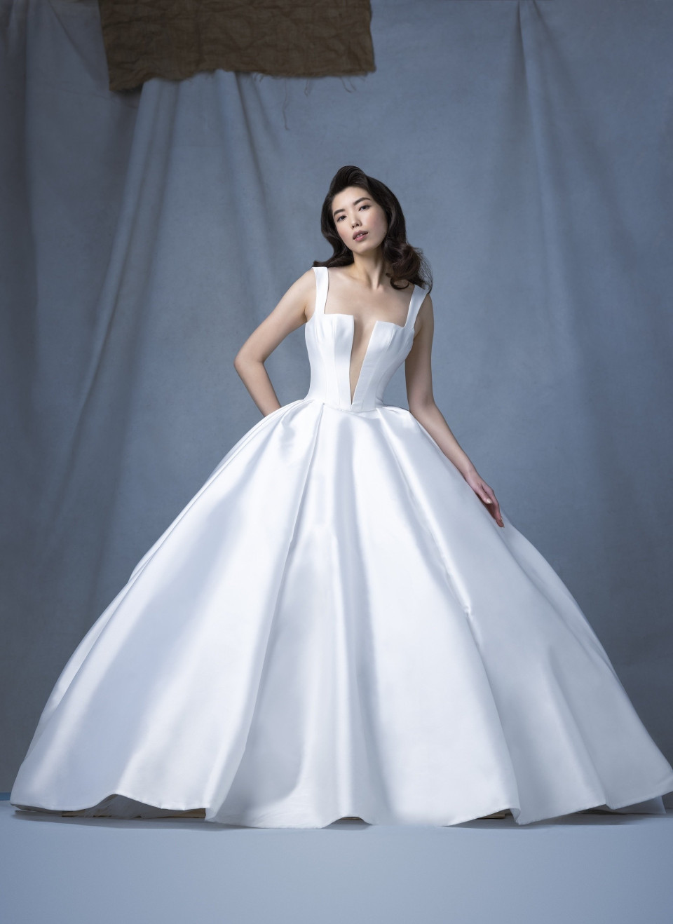 de baljurk is gemaakt van satijn en heeft een diepe v-hals