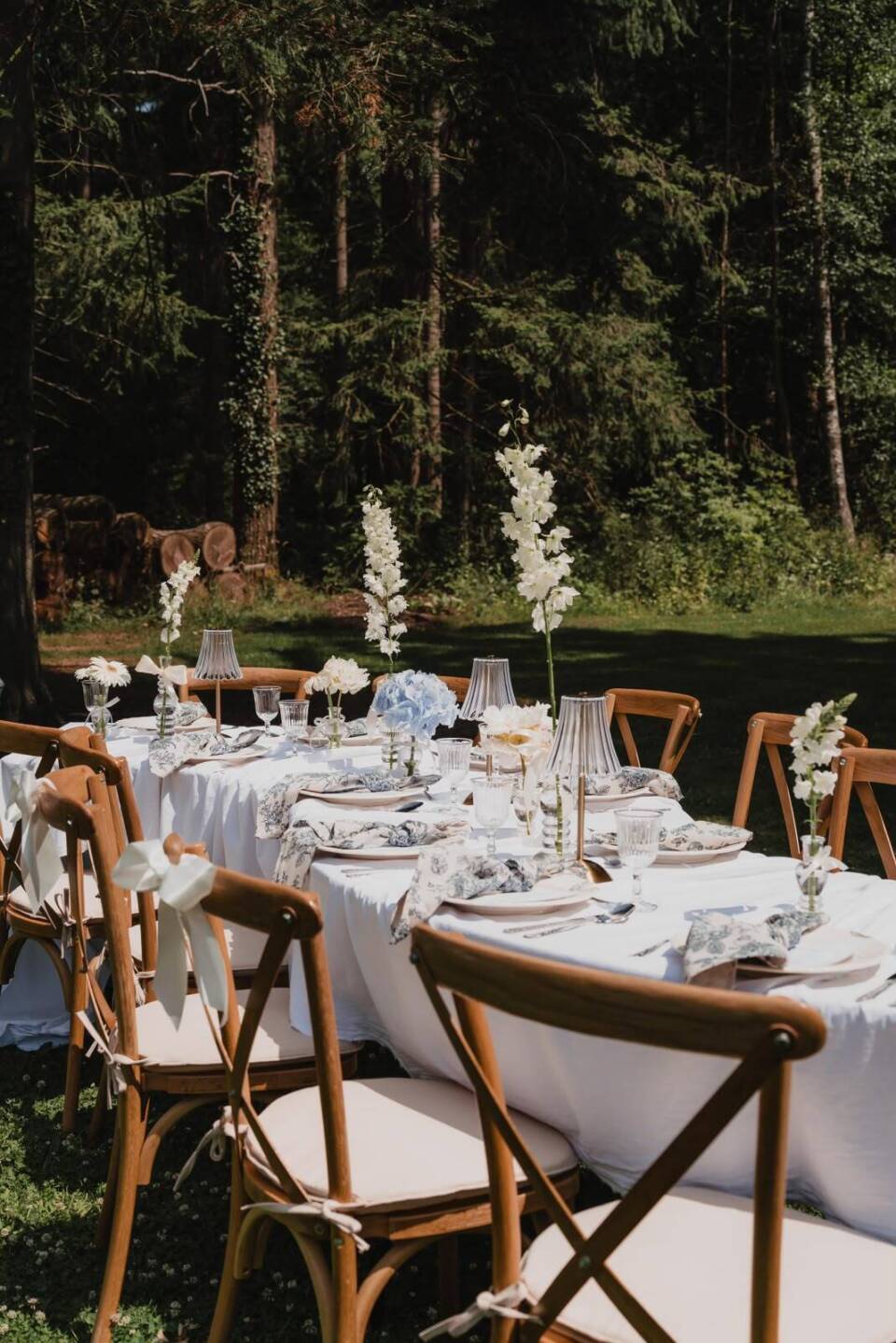 Chique dinersetting met houten stoelen