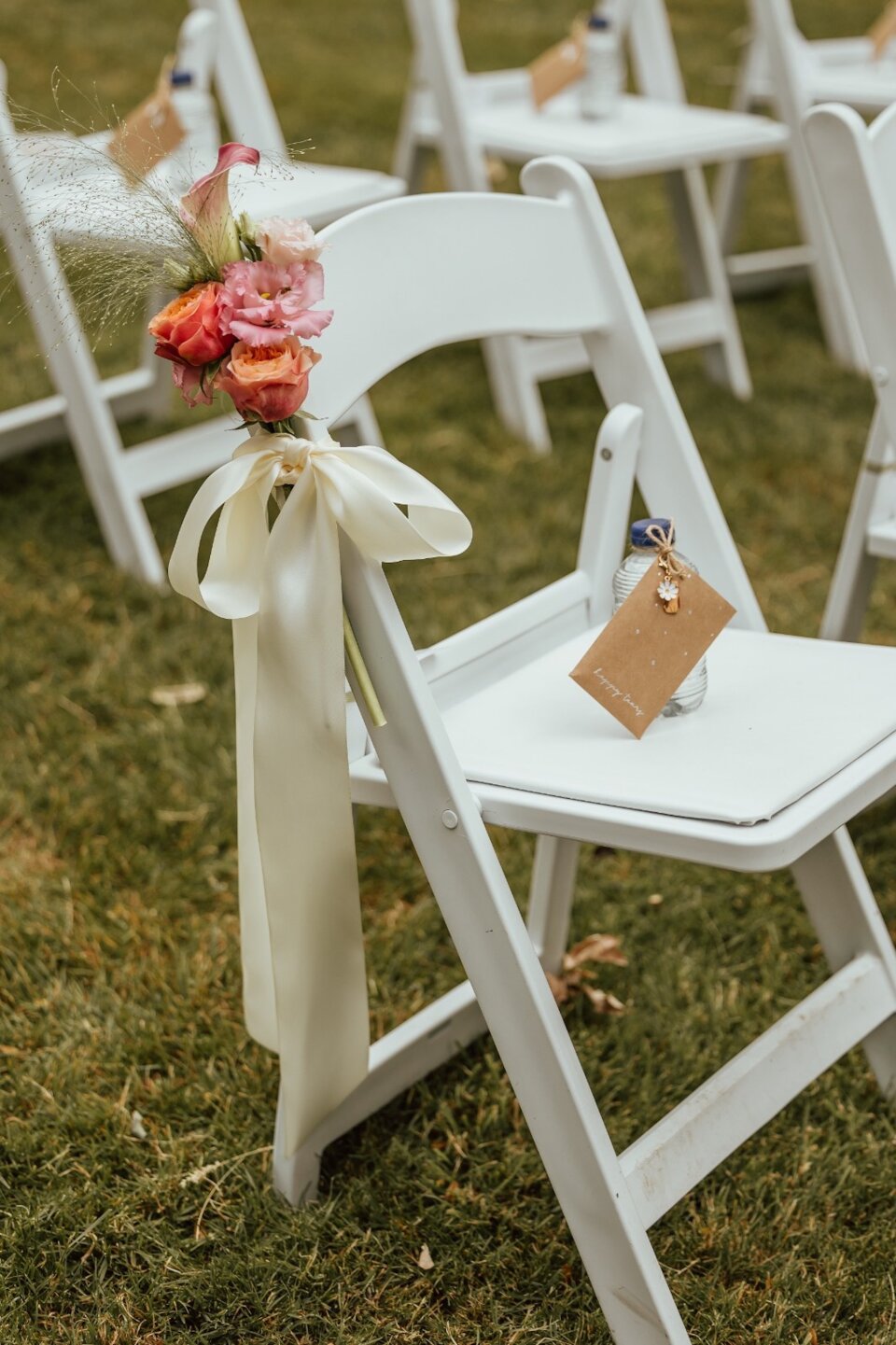 Stoeldecoratie met kleurrijke bloemen