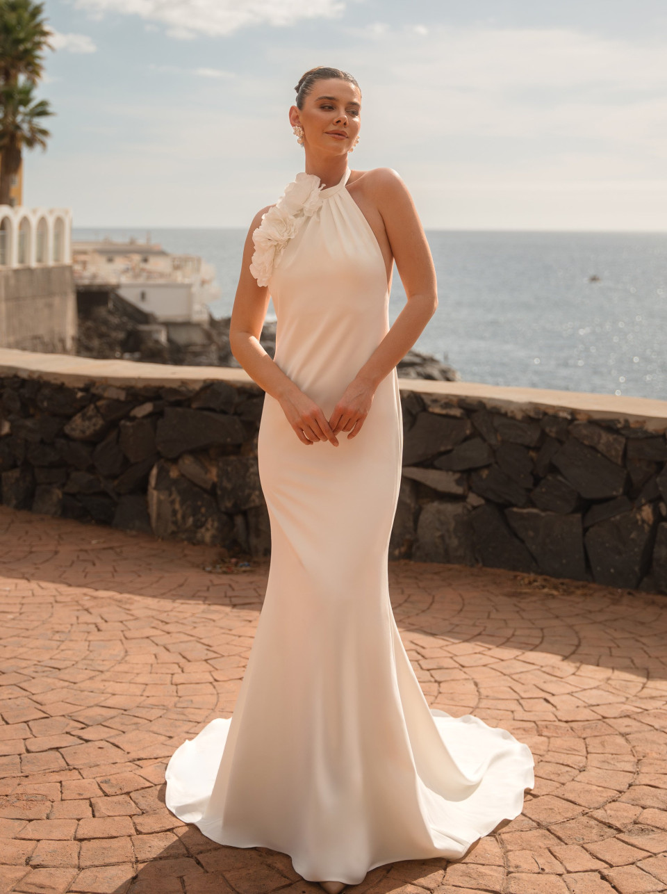 een afbeelding van een vrouw in een trouwjurk die poseert voor een foto