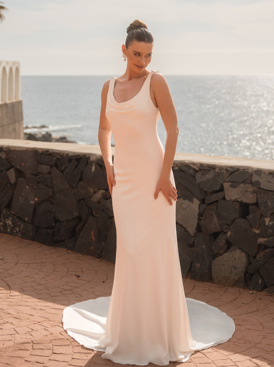 een afbeelding van een vrouw in een trouwjurk