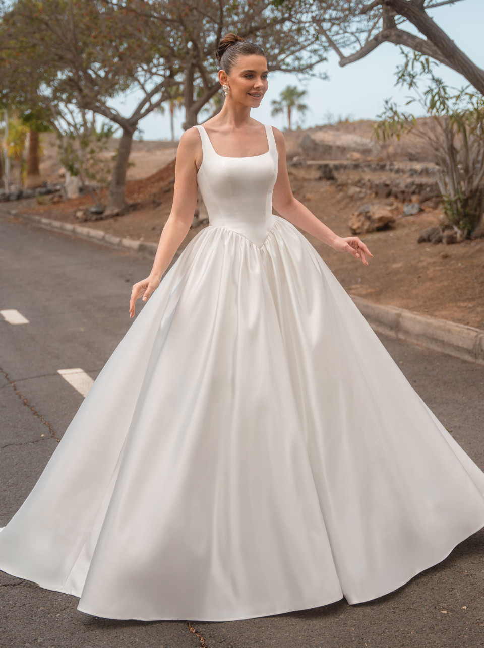 een vrouw in een trouwjurk wandelend over straat