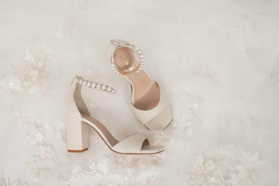 de trouwschoenen van de bruid op haar trouwdag