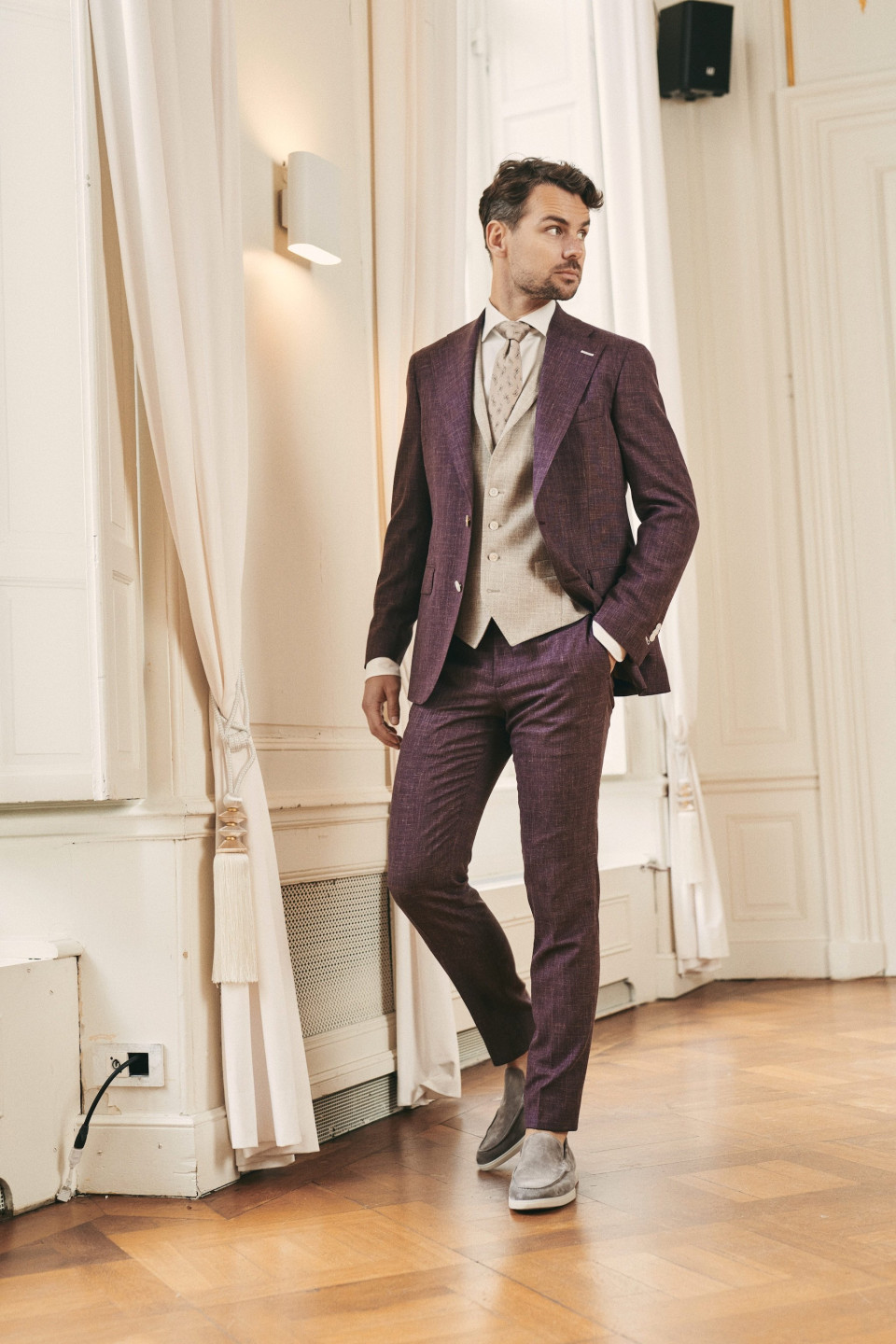een man in een paarse pak en witte schoenen
