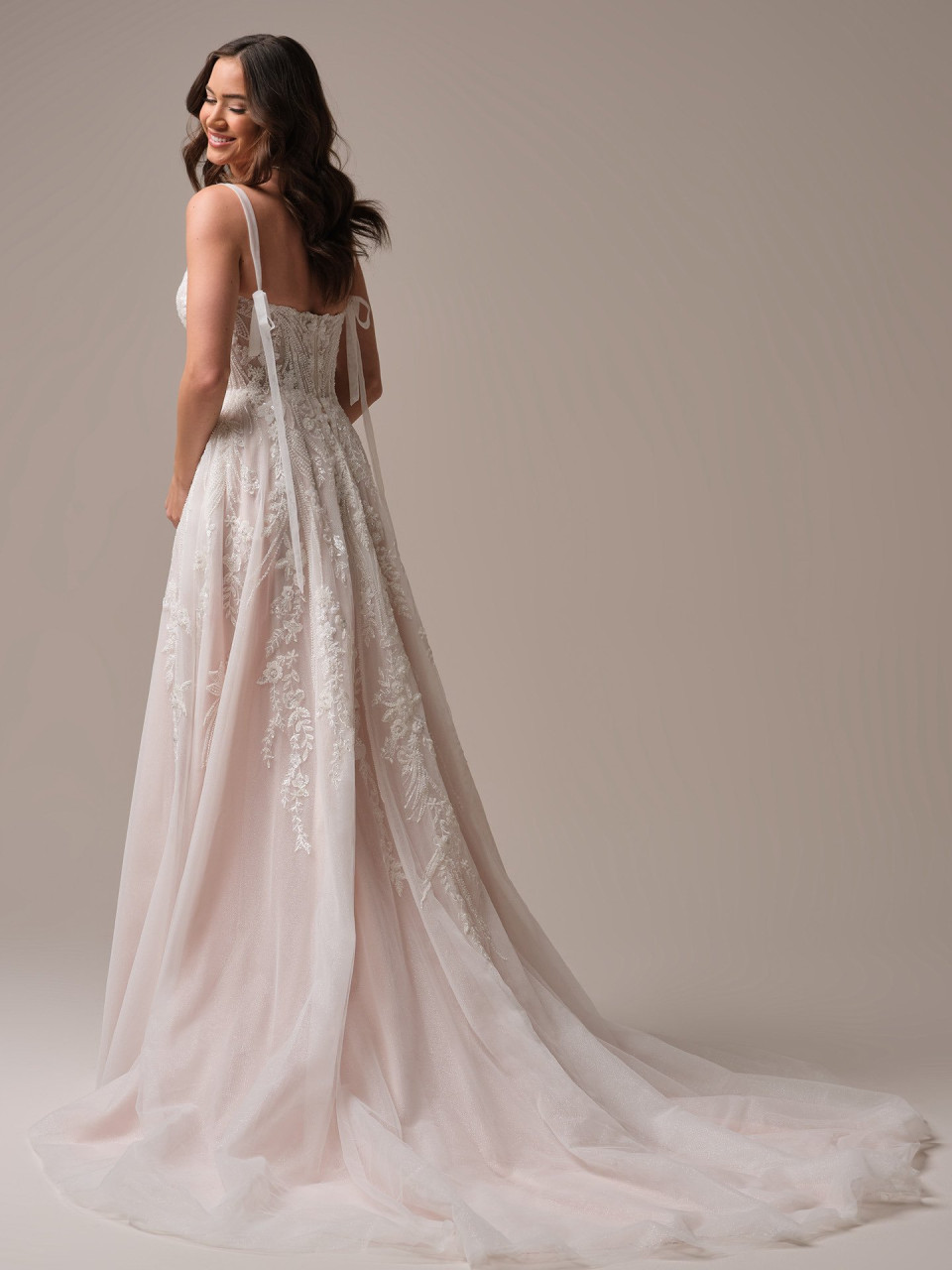 de achterkant van een vrouw in een trouwjurk