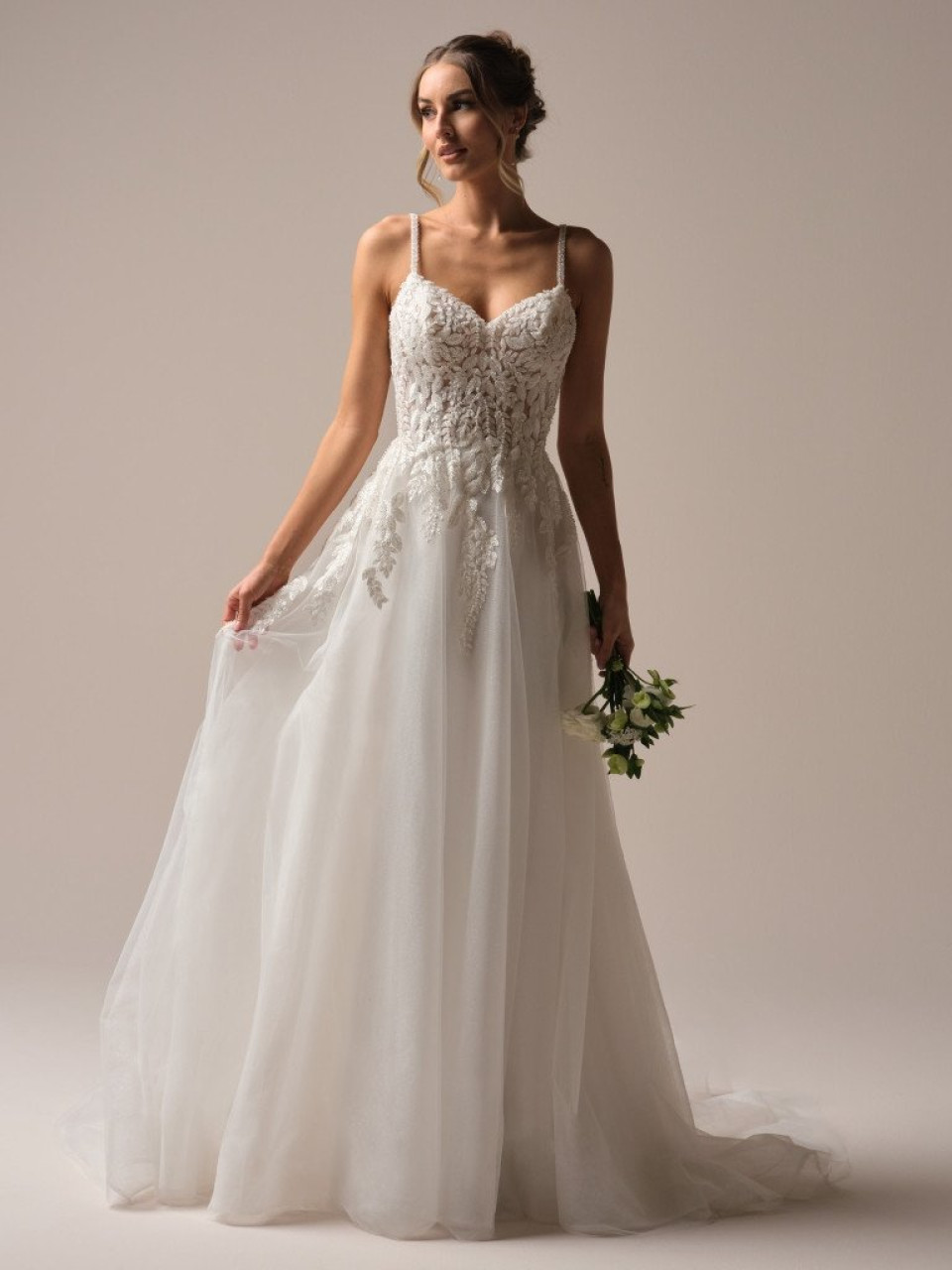 een vrouw in een trouwjurk poseren voor een foto