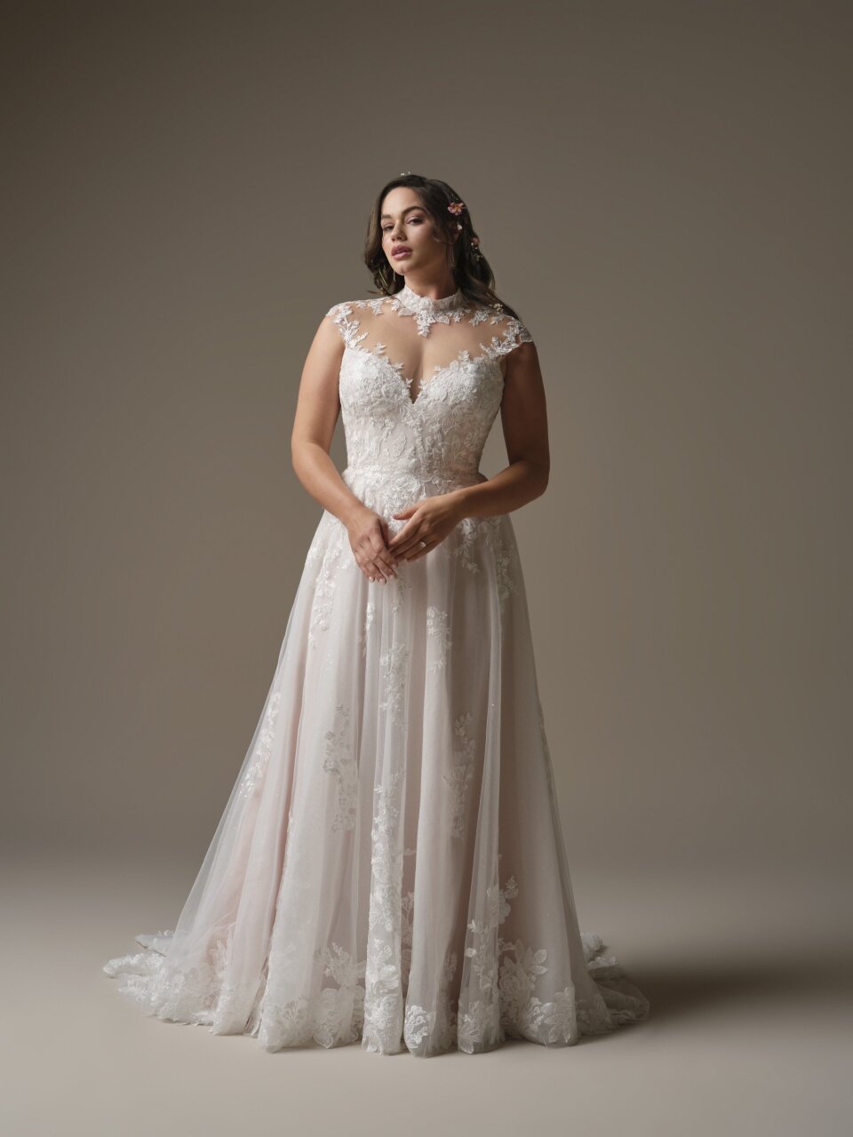 de achterkant van deze mooie plus-size trouwjurk