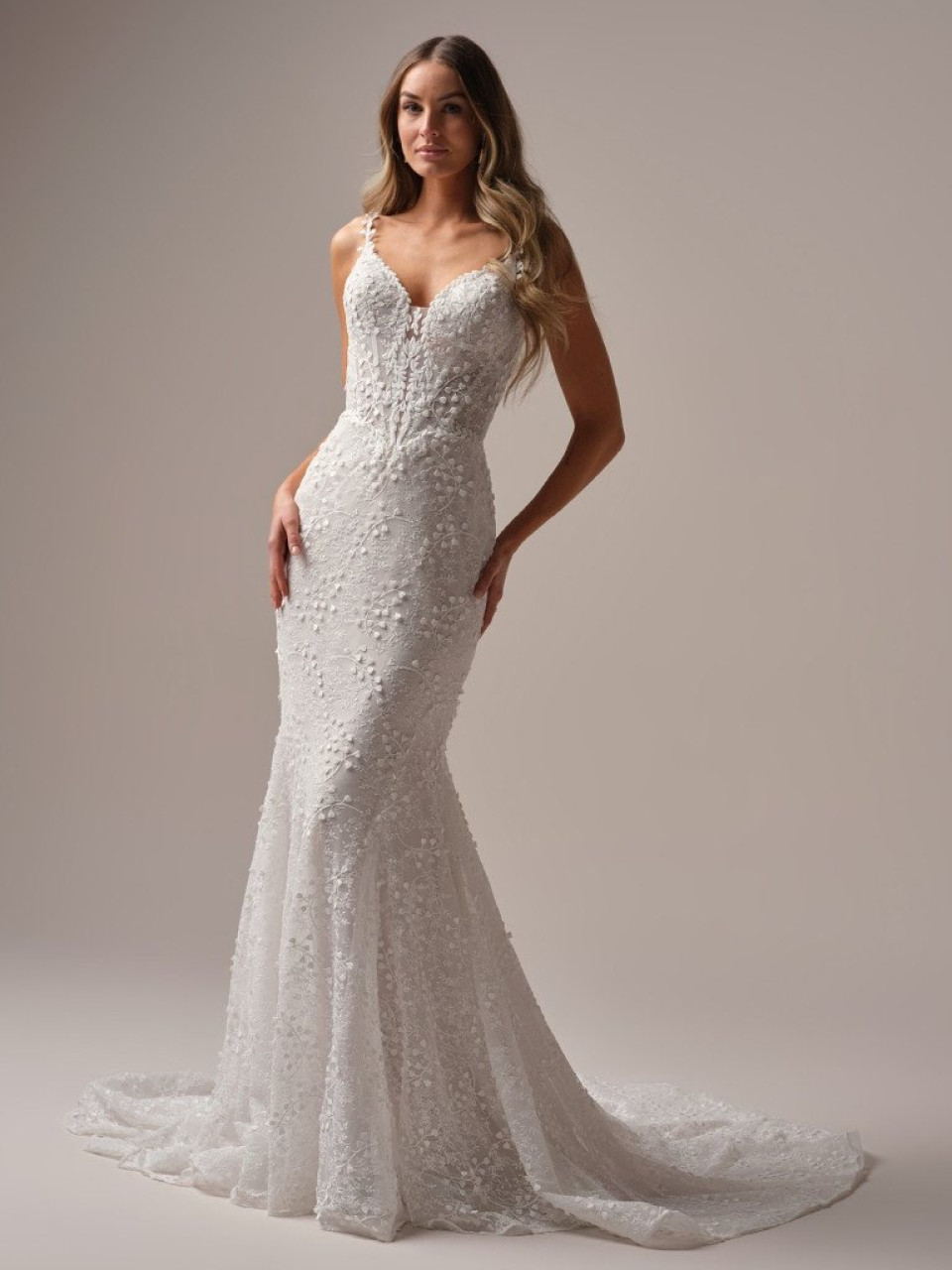 de achterkant van deze trouwjurk met een sleep en een kanten bodice