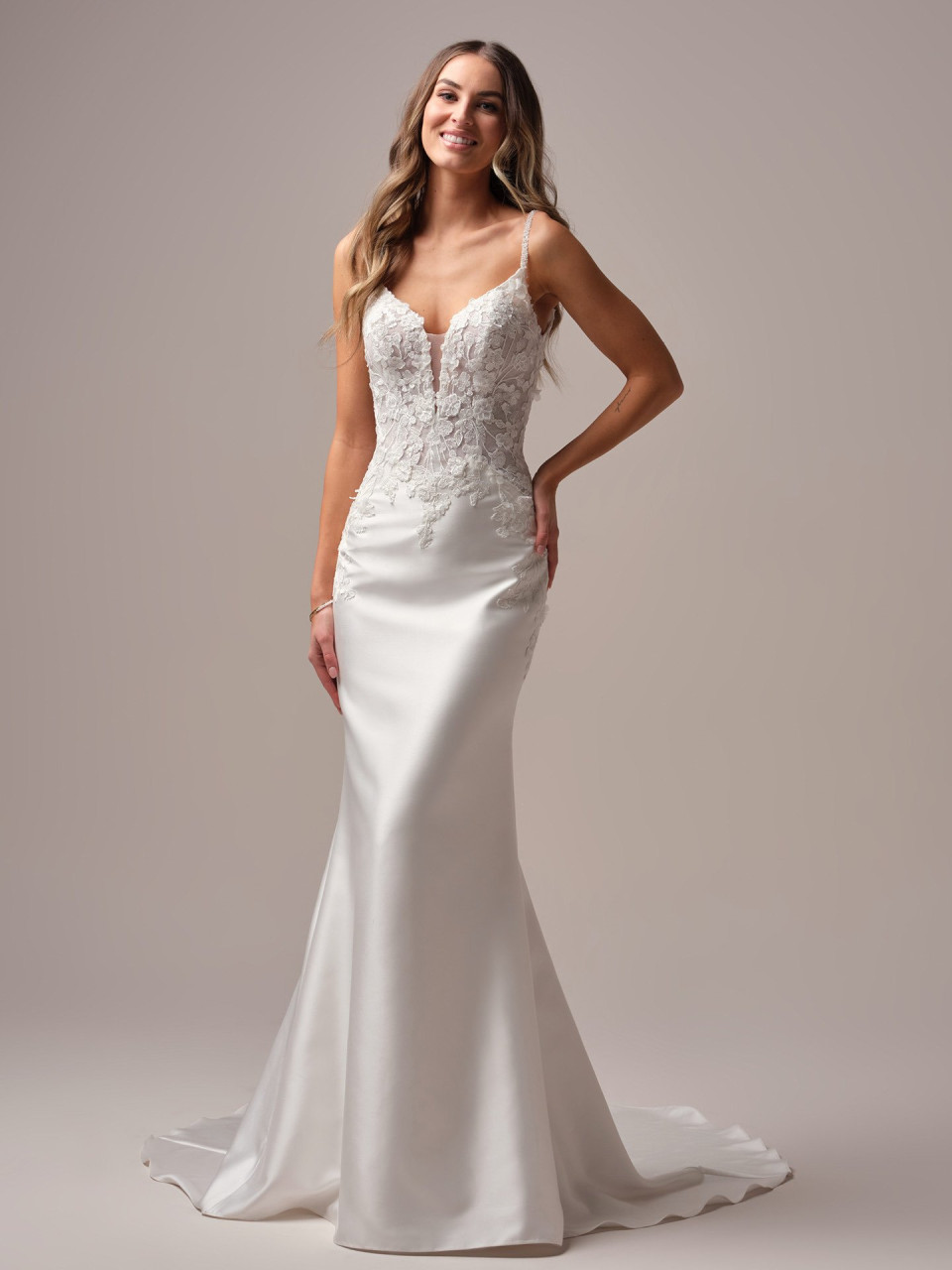 de achterkant van deze trouwjurk met een kanten lijfje en een lage v-hals