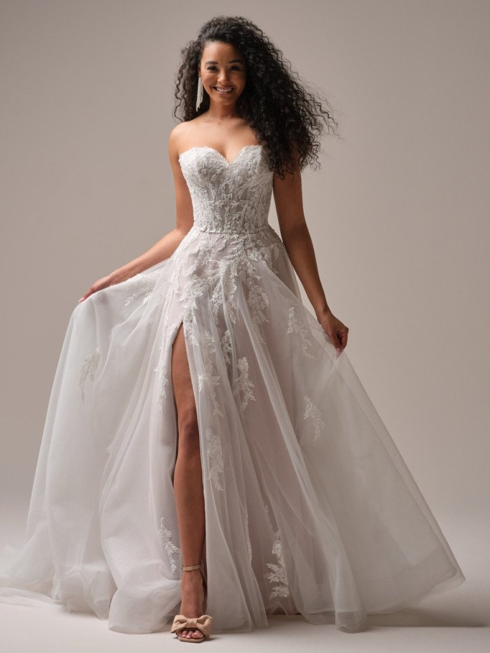 een vrouw in een trouwjurk poseert voor een foto