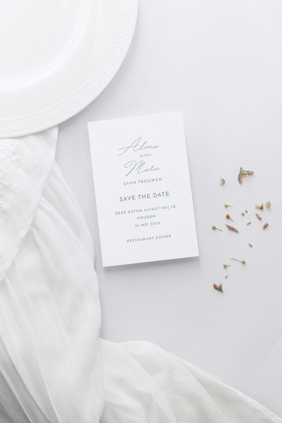een wit bord met een save the date kaart erop