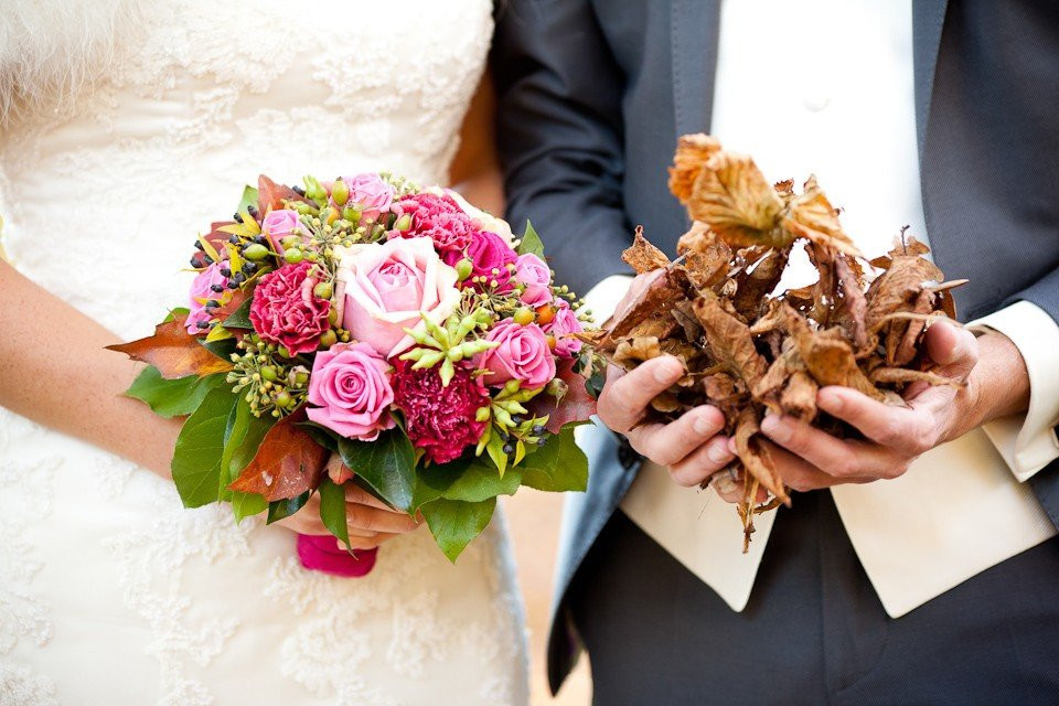 een man en vrouw houden een boeket bloemen vast
