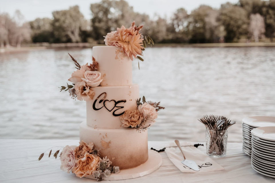 bruidstaart bij het meer