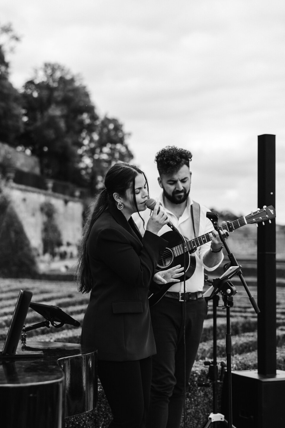 een zwart-witfoto van een man en een vrouw die gitaar spelen