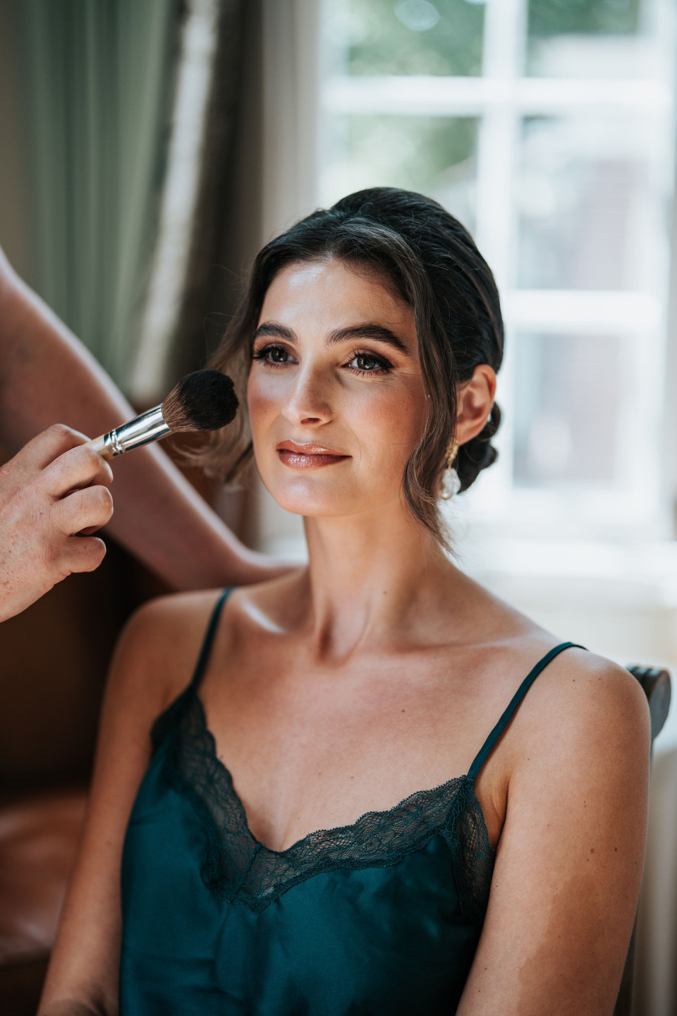 een afbeelding van een vrouw die haar make-up doet