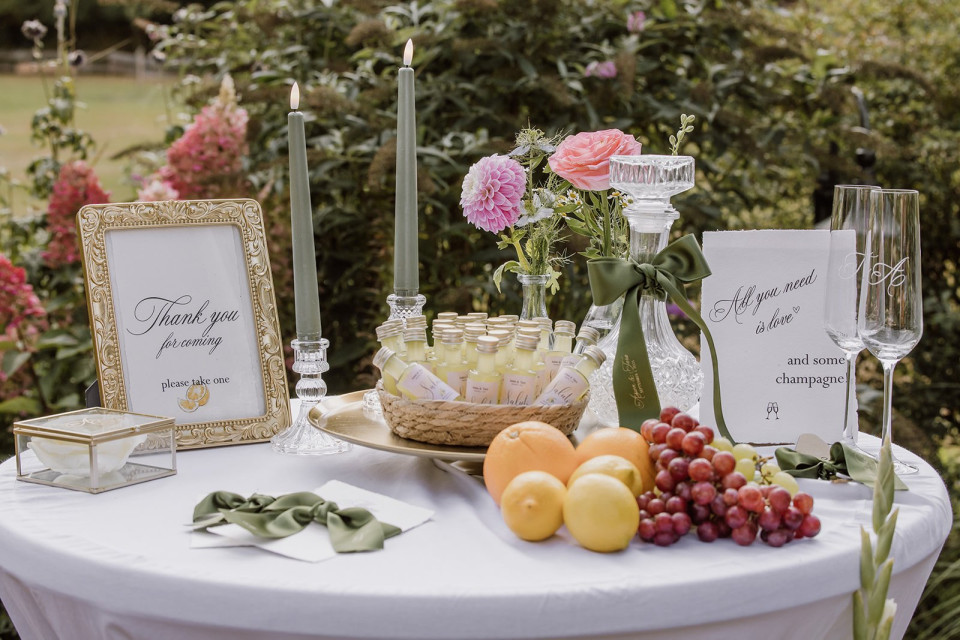 een assortiment van fruit en bloemen op een tafel