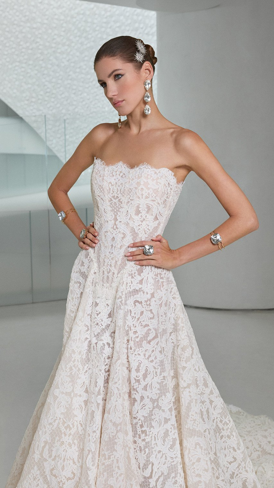 de trouwjurk is gemaakt van kant en heeft een strapless sleep