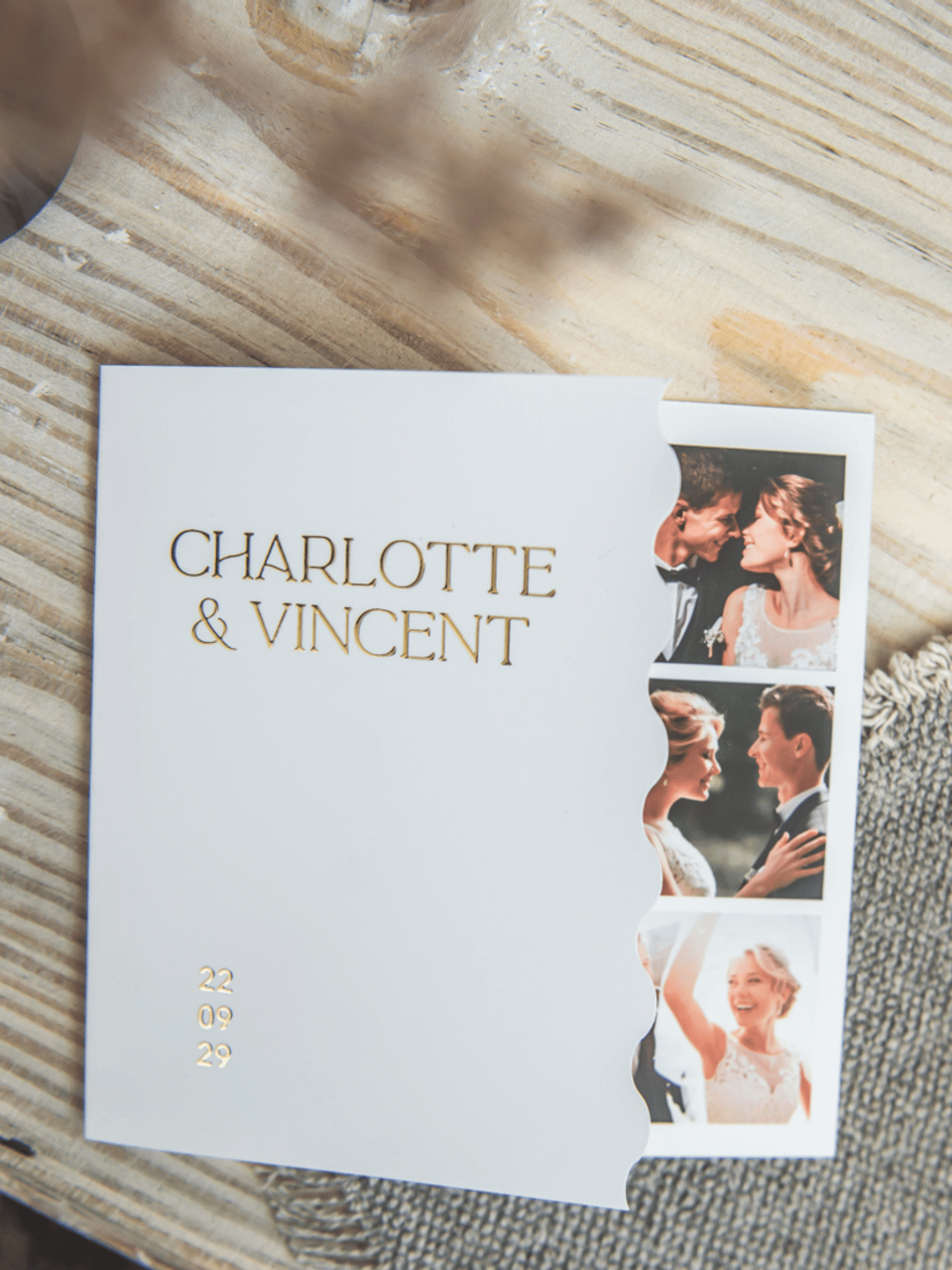 een close-up van een boek op een tafel met een glas wijn en een fles wijn op de achtergrond