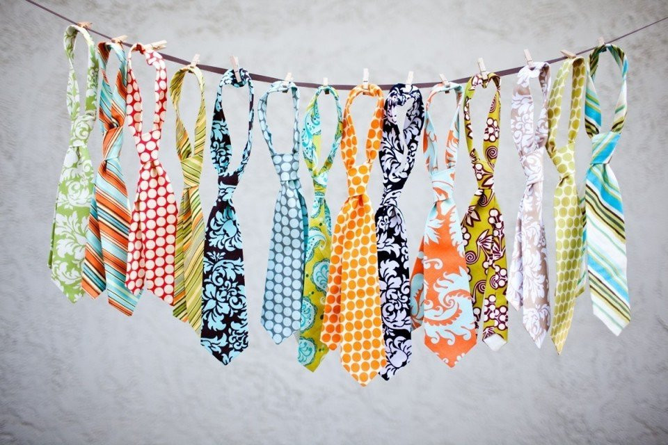 een groep kleurrijke stropdassen hangend aan een waslijn