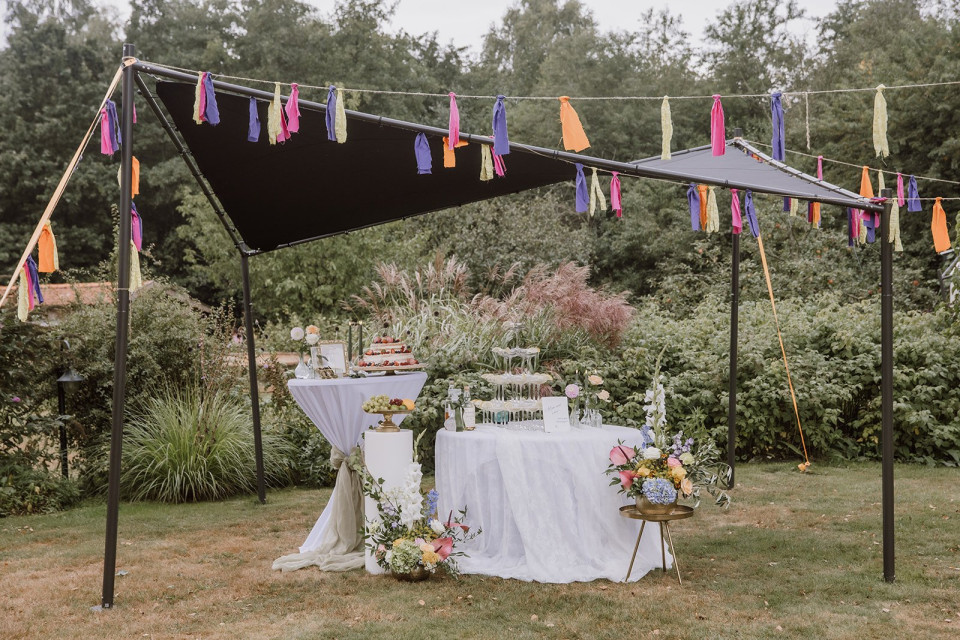 een tafel opgesteld in het midden van de tuin