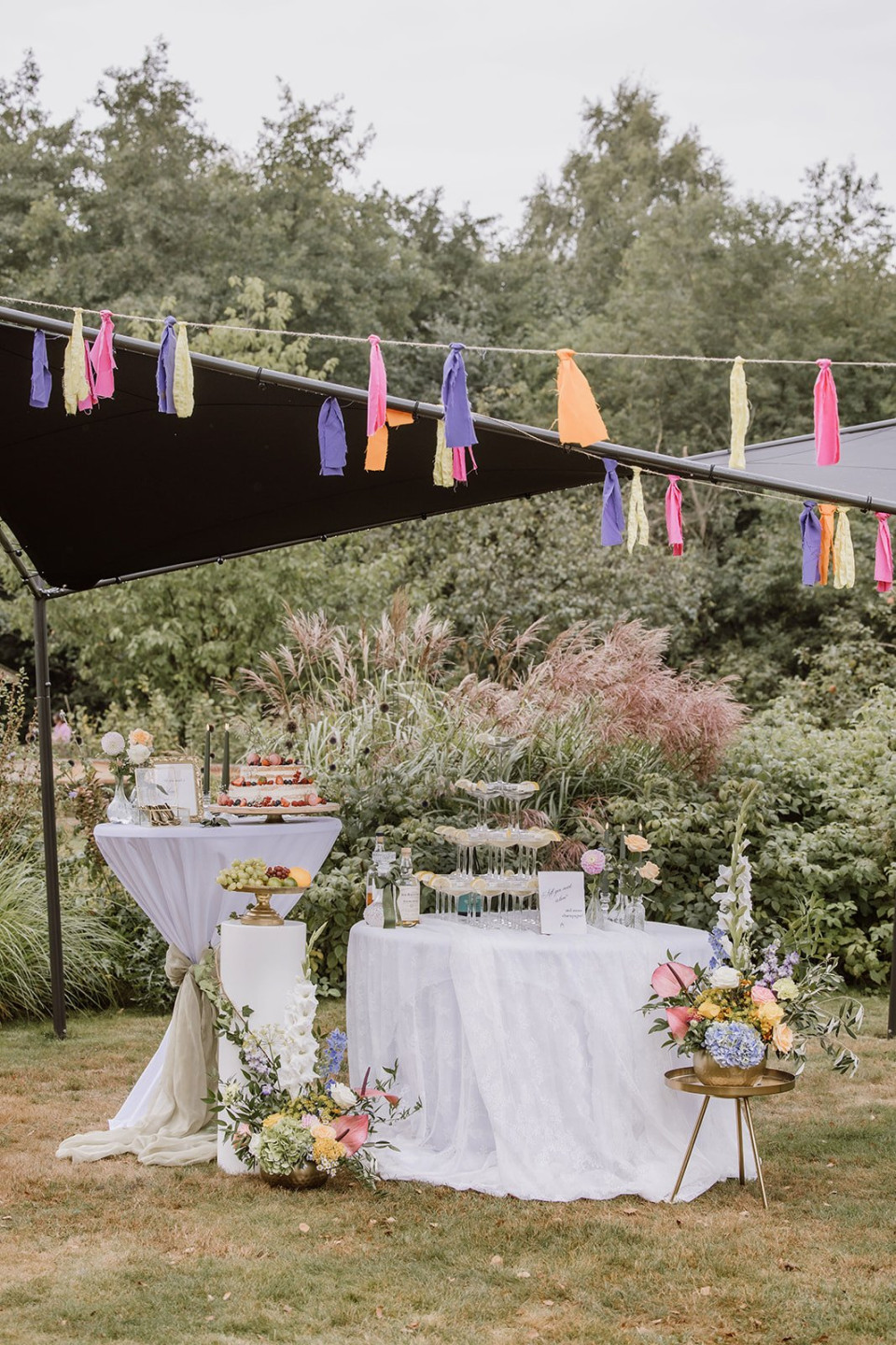 een tafel opgesteld in het midden van de tuin voor een feest