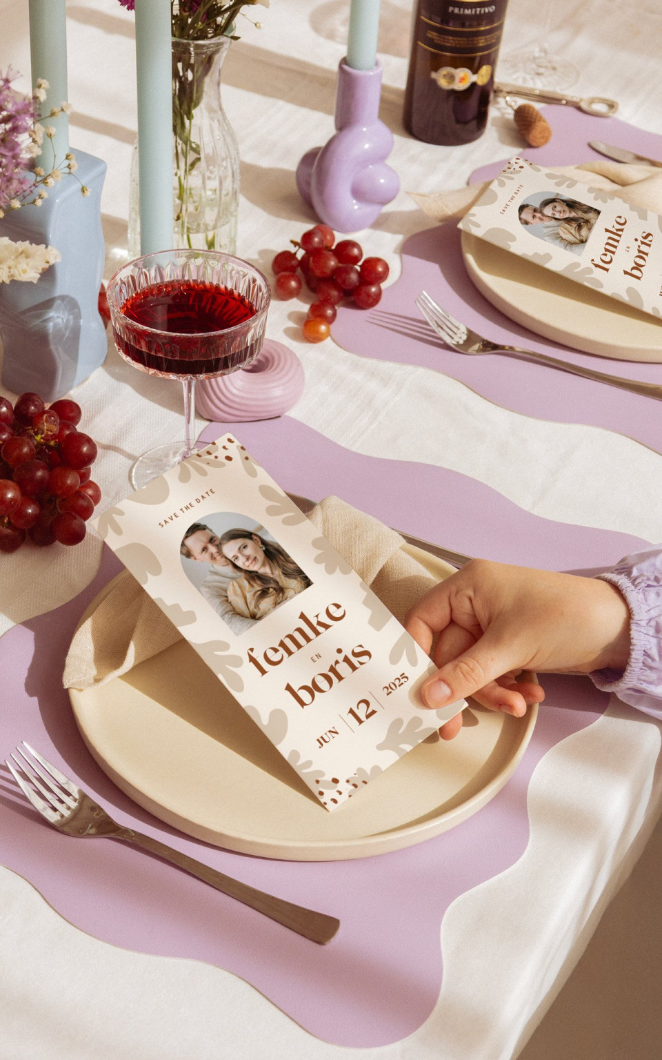 een persoon die aan een tafel zit met een boek erop