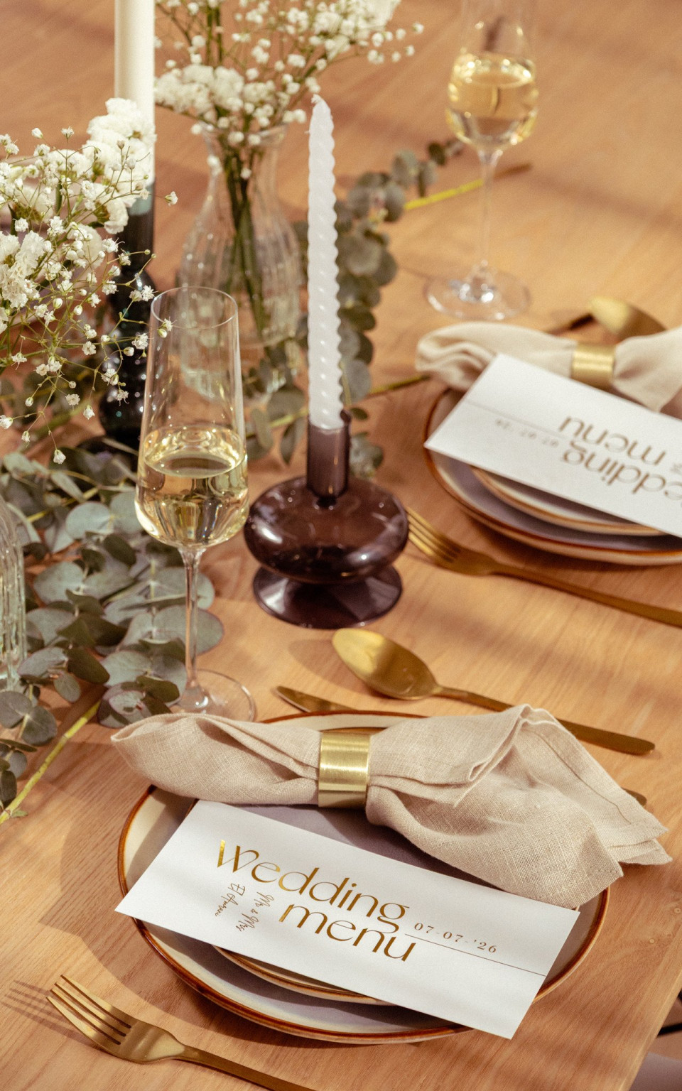 de tafelsetting op de tafel voor het bruiloftsfeest