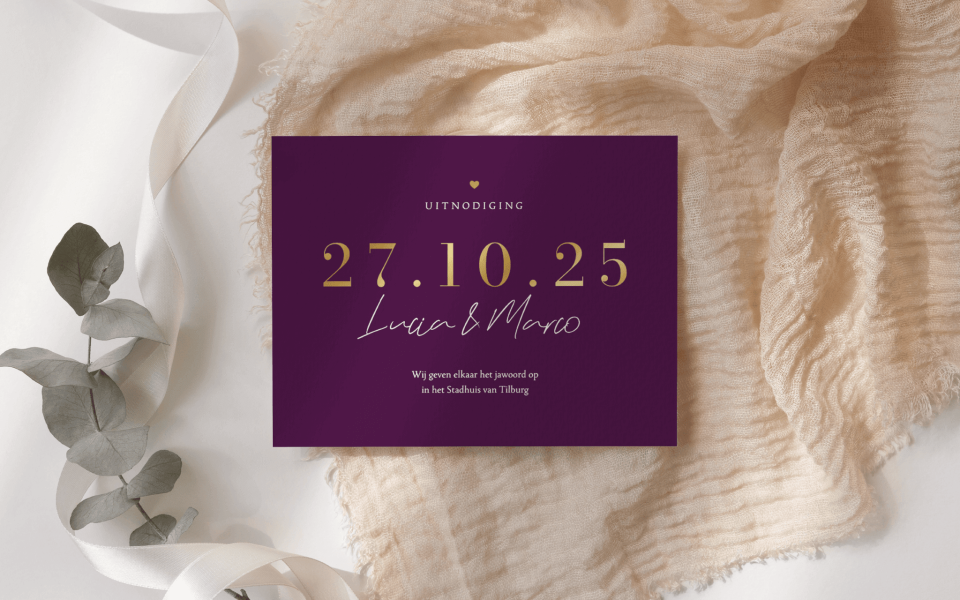 paarse save the date kaart met gouden folie