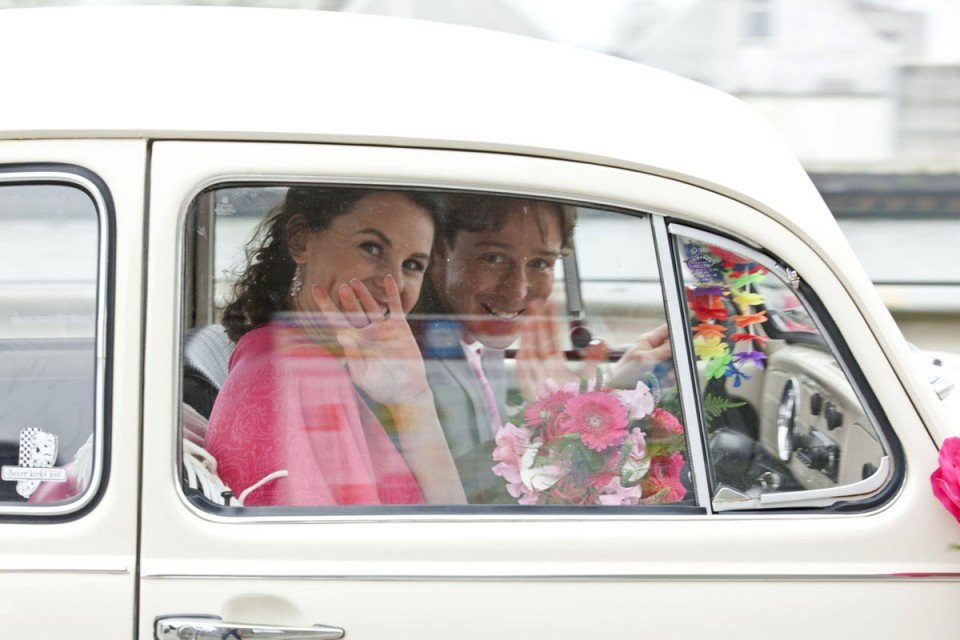 een man en vrouw in een auto met bloemen