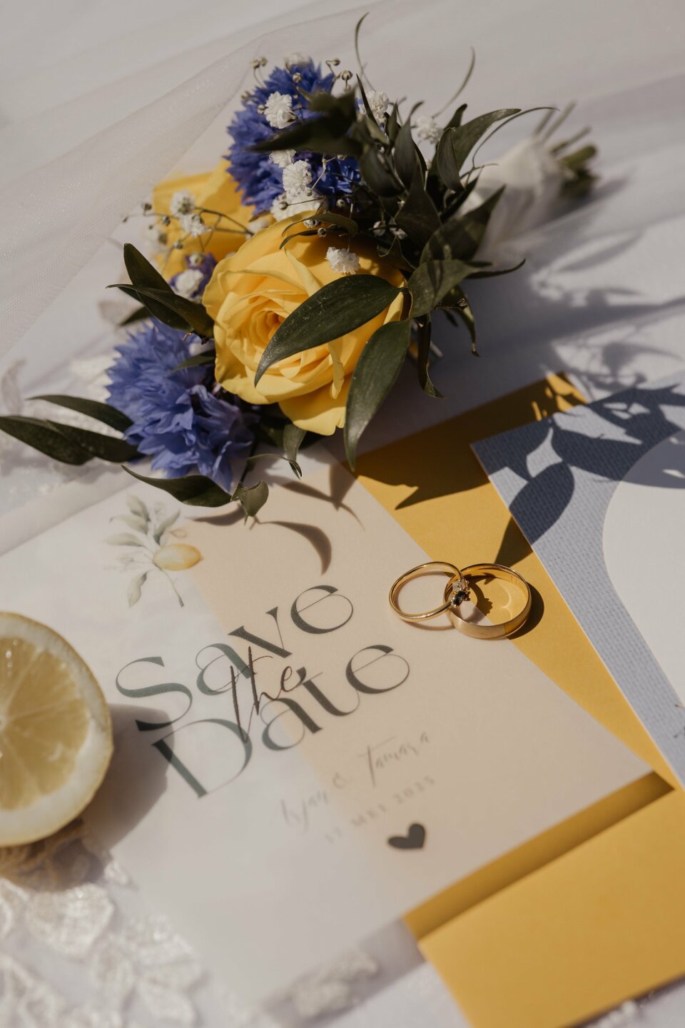 een paar trouwringen die op een tafel liggen