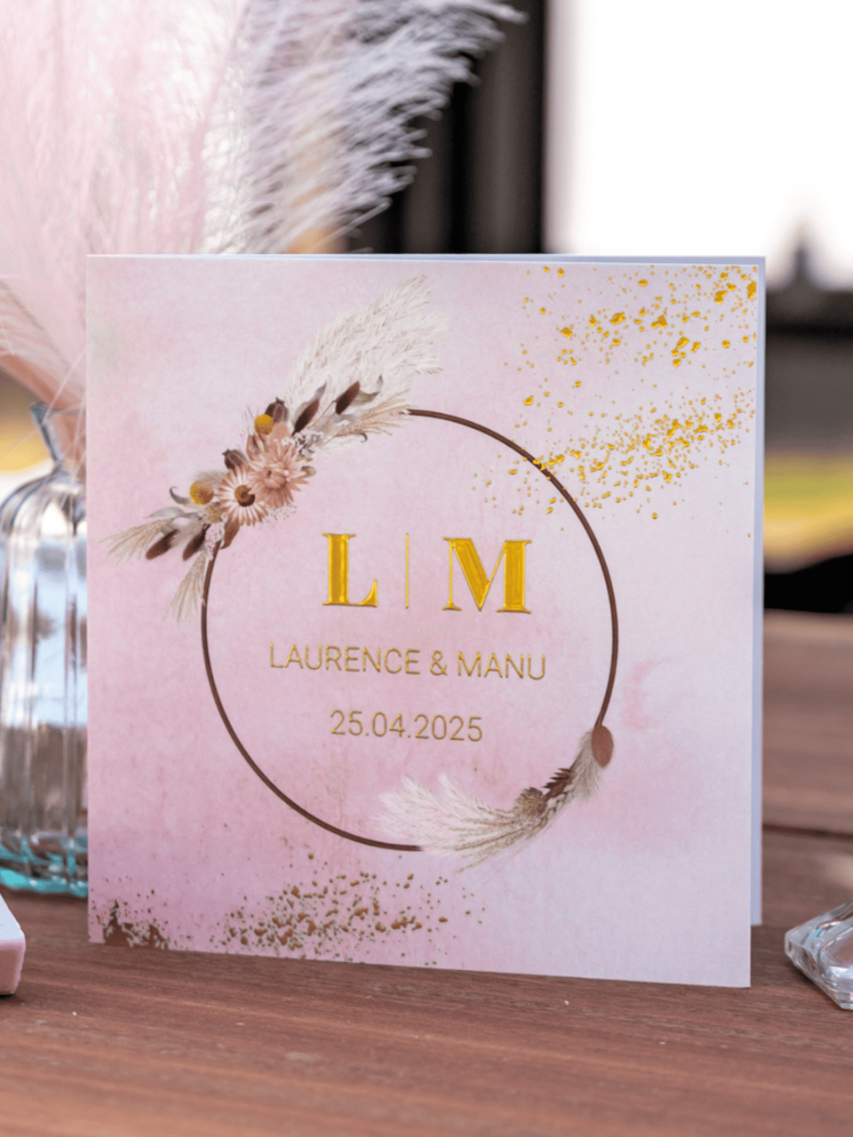 een trouwkaart met gouden en roze bloemen
