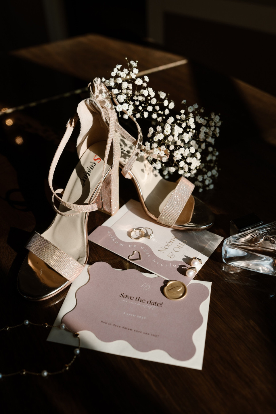 een afbeelding van een paar trouwschoenen op een tafel