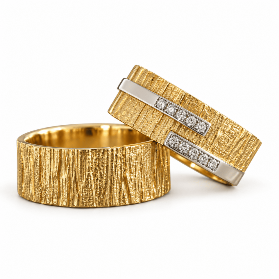 Getextureerde gouden ringen met diamanten