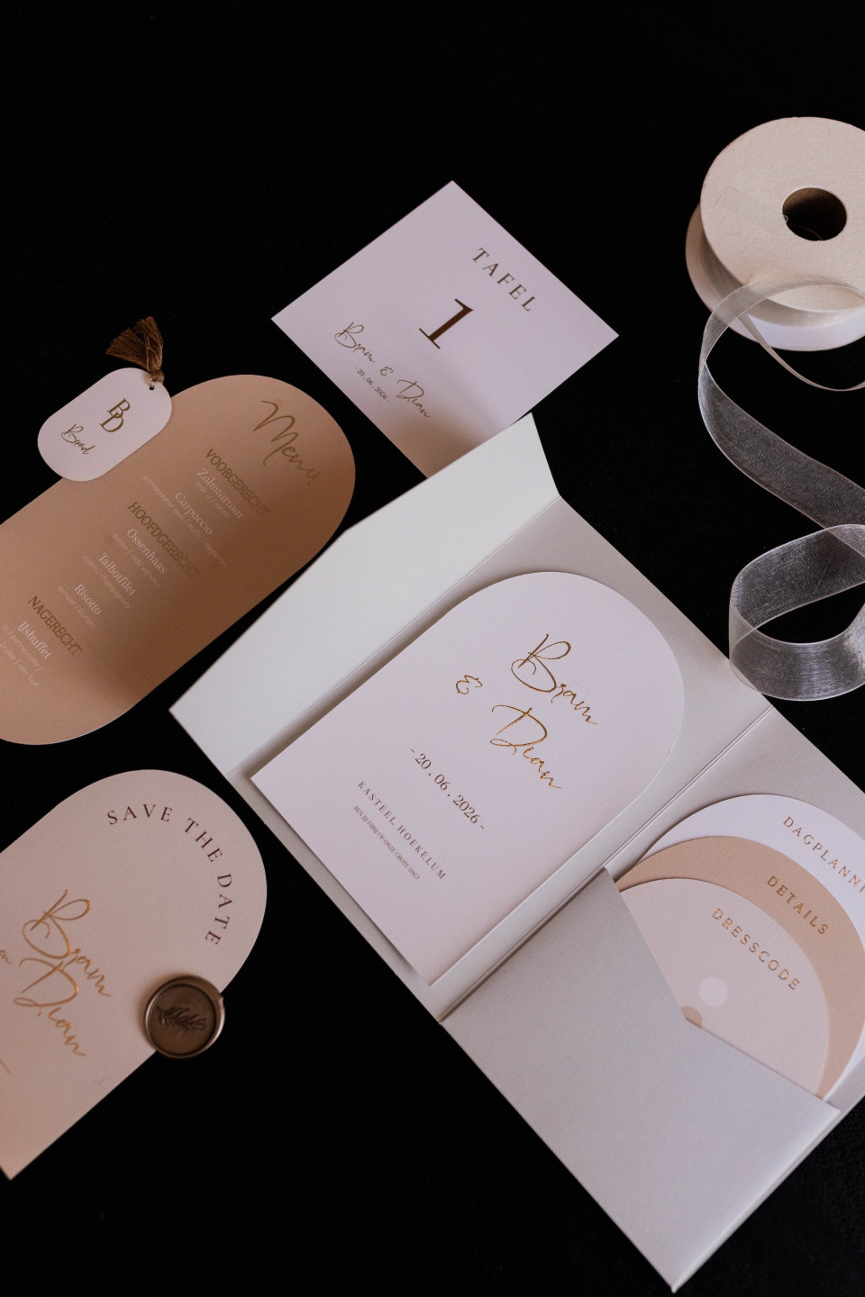 de binnenkant van een trouwuitnodiging met een lint